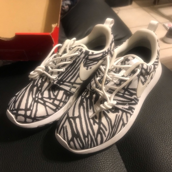 Nike Women’s Roshe One Print Running Shoes - Picture 1 of 5